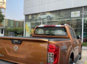 Nissan Navara màu cam VL 4WD AT giá xả kho