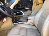 Cần bán lại xe Toyota Land Cruiser năm sản xuất 2017, màu vàng, nhập khẩu nguyên chiếc còn mới