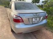 Cần bán Toyota Vios sản xuất 2015, màu bạc xe gia đình