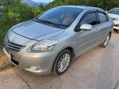 Cần bán Toyota Vios sản xuất 2015, màu bạc xe gia đình