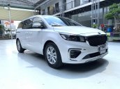 Bán xe Kia Sedona màu trắng, chỉ mới 8.000km, xe cực mới, có trả góp