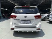 Bán xe Kia Sedona màu trắng, chỉ mới 8.000km, xe cực mới, có trả góp