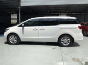 Bán xe Kia Sedona màu trắng, chỉ mới 8.000km, xe cực mới, có trả góp