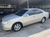 Cần bán Toyota Camry đời 2002, màu bạc, giá tốt