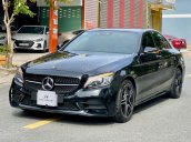 Bán xe Mercedes C300 sản xuất 2020, màu đen còn mới