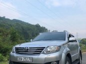 Cần bán lại xe Toyota Fortuner 2013, màu bạc còn mới