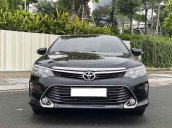 Bán Toyota Camry sản xuất 2017, màu đen còn mới, giá 933tr