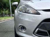 Cần bán gấp Ford Fiesta 1.6 AT đời 2011, màu bạc xe gia đình