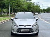 Cần bán gấp Ford Fiesta 1.6 AT đời 2011, màu bạc xe gia đình