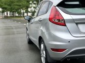 Cần bán gấp Ford Fiesta 1.6 AT đời 2011, màu bạc xe gia đình