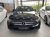 Cần bán gấp xe Mercedes Benz E180, màu đen nội thất nâu sản xuất 2020