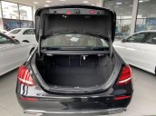Cần bán gấp xe Mercedes Benz E180, màu đen nội thất nâu sản xuất 2020