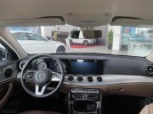 Cần bán gấp xe Mercedes Benz E180, màu đen nội thất nâu sản xuất 2020