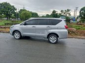 Cần bán Toyota Innova năm sản xuất 2018, màu bạc xe gia đình