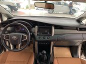 Cần bán gấp Toyota Innova đời 2017, màu bạc còn mới 