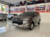 Cần bán gấp Toyota Innova đời 2017, màu bạc còn mới 