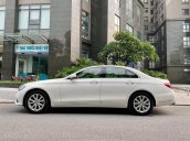 Cần bán gấp Mercedes E200 sản xuất năm 2017, màu trắng