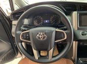 Cần bán gấp Toyota Innova đời 2017, màu bạc còn mới 
