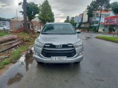 Cần bán Toyota Innova năm sản xuất 2018, màu bạc xe gia đình