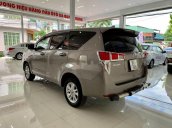 Cần bán gấp Toyota Innova đời 2017, màu bạc còn mới 