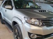 Cần bán Toyota Fortuner năm sản xuất 2015, màu bạc còn mới