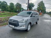 Cần bán Toyota Innova năm sản xuất 2018, màu bạc xe gia đình