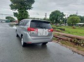 Cần bán Toyota Innova năm sản xuất 2018, màu bạc xe gia đình