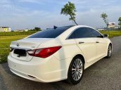 Cần bán lại xe Hyundai Sonata đời 2011, màu trắng, xe nhập còn mới