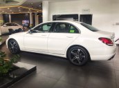 Mercedes C180 trắng tinh, trưng bày cần bán