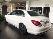 Mercedes C180 trắng tinh, trưng bày cần bán