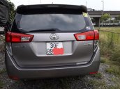 Bán xe Toyota Innova E MT đời 2017, màu xám, giá 545tr