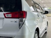 Cần bán lại xe Toyota Innova 2.0V năm sản xuất 2019, màu bạc  