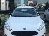 Bán Ford Focus đời 2017, màu trắng còn mới