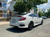 Cần bán Honda Civic sản xuất năm 2019, màu trắng xe gia đình