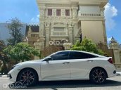 Cần bán Honda Civic sản xuất năm 2019, màu trắng xe gia đình