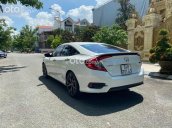 Cần bán Honda Civic sản xuất năm 2019, màu trắng xe gia đình