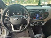 Bán ô tô Kia Rio năm sản xuất 2017, màu trắng xe gia đình, giá tốt