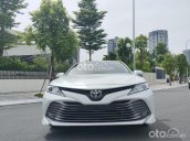 Bán xe Toyota Camry 2.5Q năm 2019, màu trắng, xe nhập