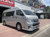 Xe Toyota Hiace sản xuất năm 2018, màu bạc số sàn