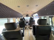 Xe Toyota Hiace sản xuất năm 2018, màu bạc số sàn