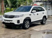 Bán Kia Sorento sản xuất năm 2018, màu trắng còn mới, giá 785tr