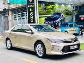 Bán Toyota Camry sản xuất năm 2018, màu vàng cát, nhập khẩu