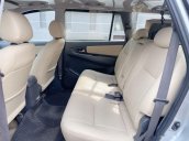 Bán Toyota Innova 2.0E sản xuất 2014, màu bạc xe gia đình