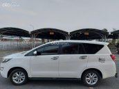 Cần bán Toyota Innova sản xuất 2019, chính chủ màu trắng