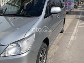 Cần bán lại xe Toyota Innova sản xuất năm 2016, màu bạc xe gia đình