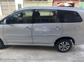 Cần bán lại xe Toyota Innova sản xuất năm 2016, màu bạc xe gia đình