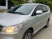 Cần bán xe Toyota Innova năm 2015, màu bạc 