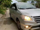 Cần bán xe Toyota Innova năm 2015, màu bạc 