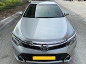 Cần bán xe Toyota Camry 2.0E 2017, màu bạc, giá tốt