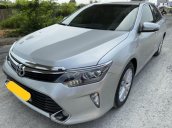 Cần bán xe Toyota Camry 2.0E 2017, màu bạc, giá tốt